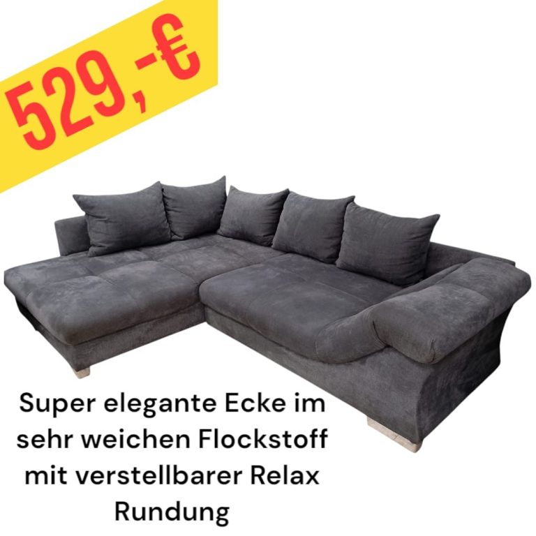 Beige Couchgarnitur mit Relaxfunktion, weichem Flockstoff und eleganter Form, Preis 599 €.