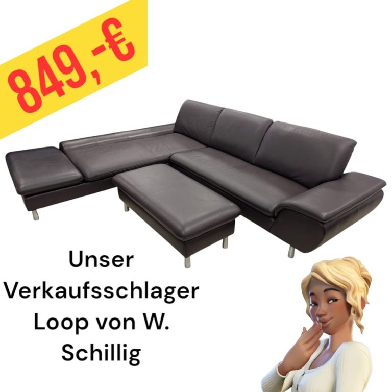 Dunkles, modernes Sofa Loop von Schillig mit Hocker und Preisschild von 849 €.