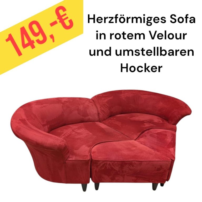 Rotes, herzförmiges Sofa aus Velours mit unstellbarem Hocker, Preis 350 €.