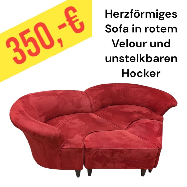 Rotes, herzförmiges Sofa aus Velours mit unstellbarem Hocker, Preis 350 €.