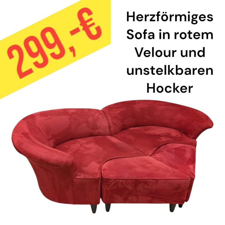 Rotes, herzförmiges Sofa aus Velours mit unstellbarem Hocker, Preis 350 €.